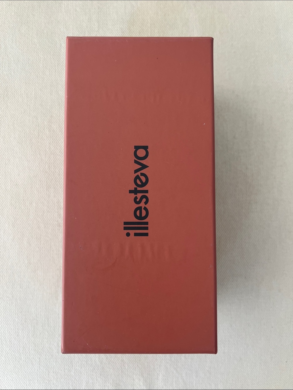 illesteva Sunglasses Box - with Logo